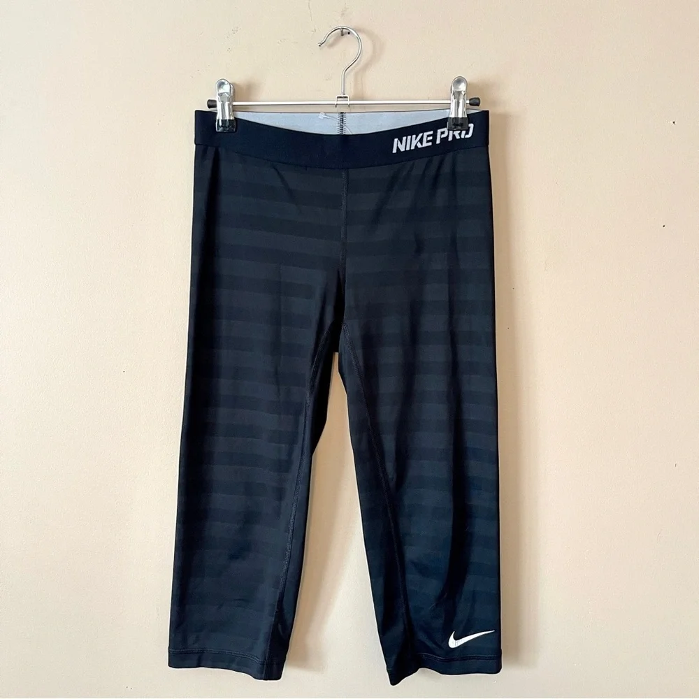 NIKE PRO | Black Monocromatic Stripe Capri Leggings Sz S